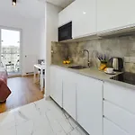 Modern, Air-conditioned In The Centre Of By Renters