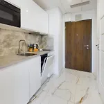 Modern, Air-conditioned In The Centre Of By Renters شقة