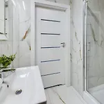 Modern, Air-conditioned In The Centre Of By Renters
