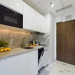 Modern, Air-conditioned In The Centre Of By Renters شقة *