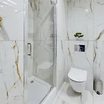 Modern, Air-conditioned In The Centre Of By Renters شقة *