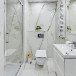 Modern, Air-conditioned In The Centre Of By Renters شقة *