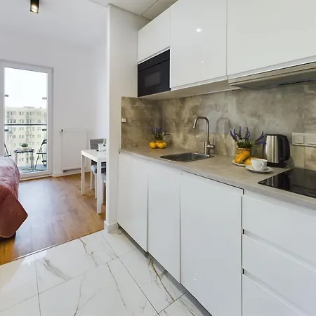 Modern, Air-conditioned In The Centre Of By Renters