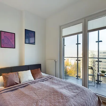 Modern, Air-conditioned In The Centre Of By Renters アパート *