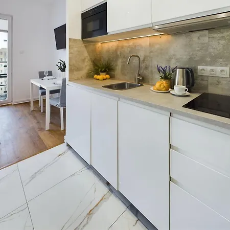 Modern, Air-conditioned In The Centre Of By Renters