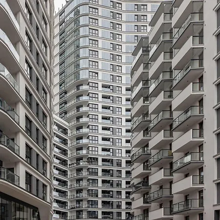 Modern, Air-conditioned In The Centre Of By Renters アパート *