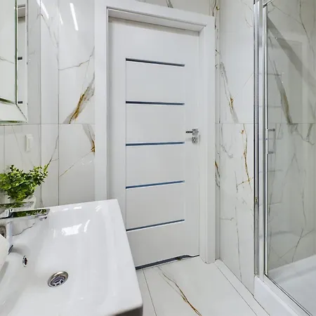 Modern, Air-conditioned In The Centre Of By Renters