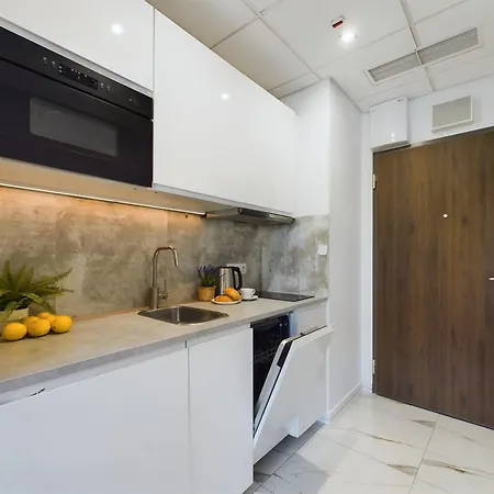 Modern, Air-conditioned In The Centre Of By Renters 公寓 *