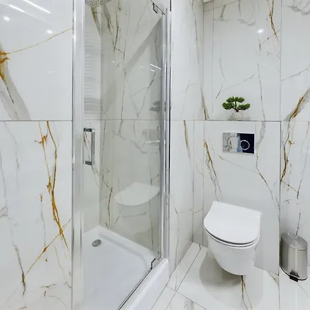 Modern, Air-conditioned In The Centre Of By Renters 公寓 *