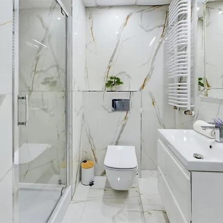 Modern, Air-conditioned In The Centre Of By Renters 公寓 *