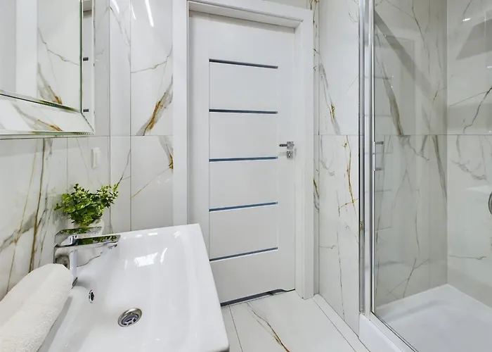 Modern, Air-conditioned In The Centre Of By Renters