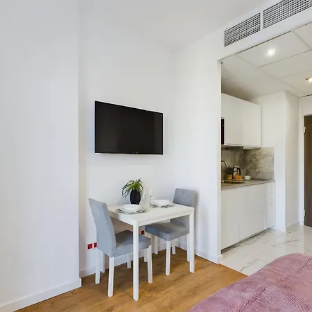 Modern, Air-conditioned In The Centre Of By Renters 公寓 *